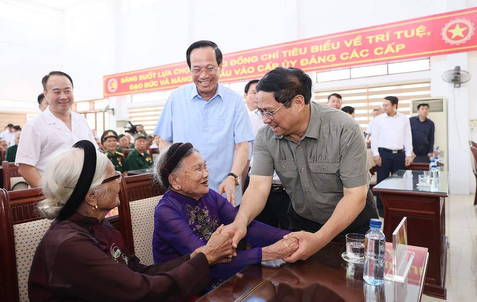 Le Premier ministre Pham Minh Chinh rend visite à des mères héroïnes vietnamiennes au Centre de soin des invalides de Nho Quan, dans la province de Ninh Binh (Nord), en juillet 2023. Photo : VNA