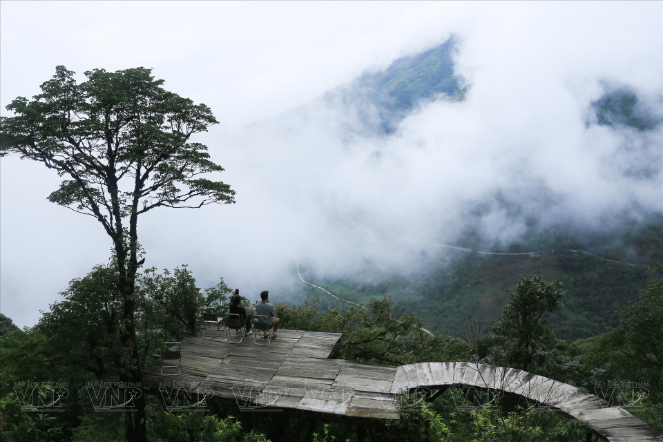 Des touristes contemplent le paysage sur le col d'O Quy Ho. Photo : Thong Thien/Vietnam illustré