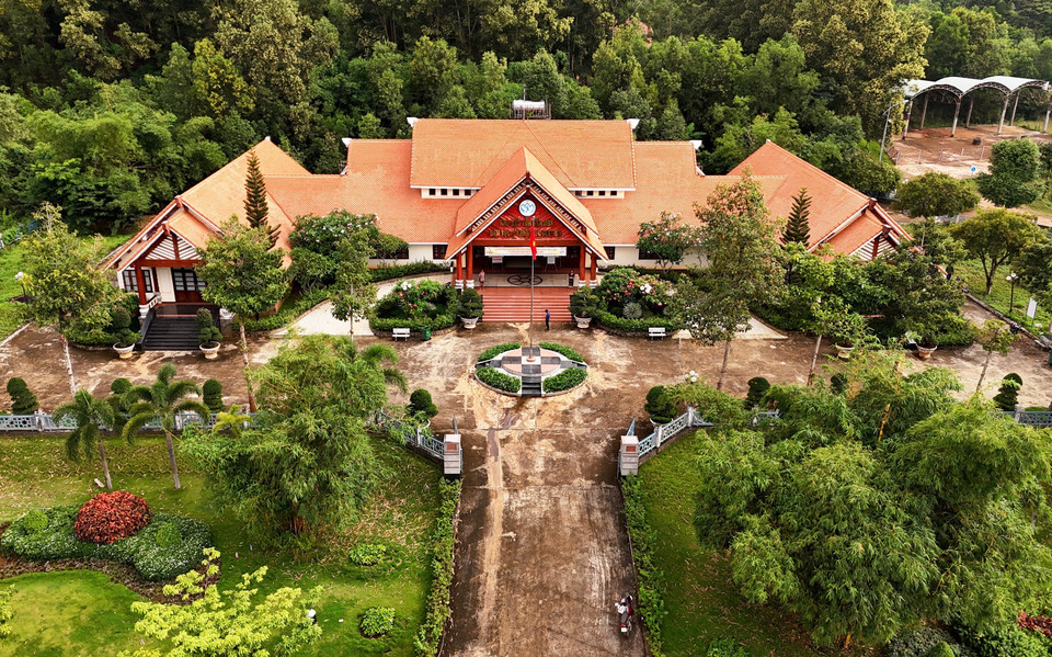 En visitant le hameau de Bom Bo, les touristes auront la chance de revenir sur les jours dynamiques de l’ethnie S'tieng pendant la révolution, d'être immergés dans le son des pilons et des gongs, de boire de l'alcool dans une jarre avec des tiges de bambou creuses, d'écouter à côté du feu des histoires du patriarche du village, etc. Photo : Hong Dat – VNA