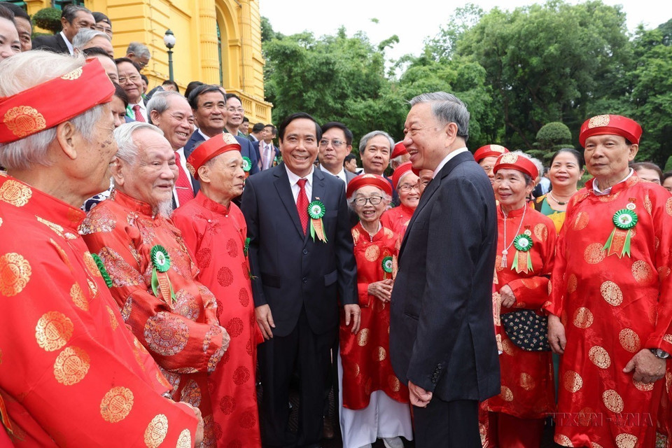 Le président de la République, Tô Lâm, rencontre des personnes âgées exemplaires à l'occasion du 83e anniversaire de la Journée vietnamienne des personnes âgées (6 juin), le 6 juin 2024 à Hanoï. Photo : VNA