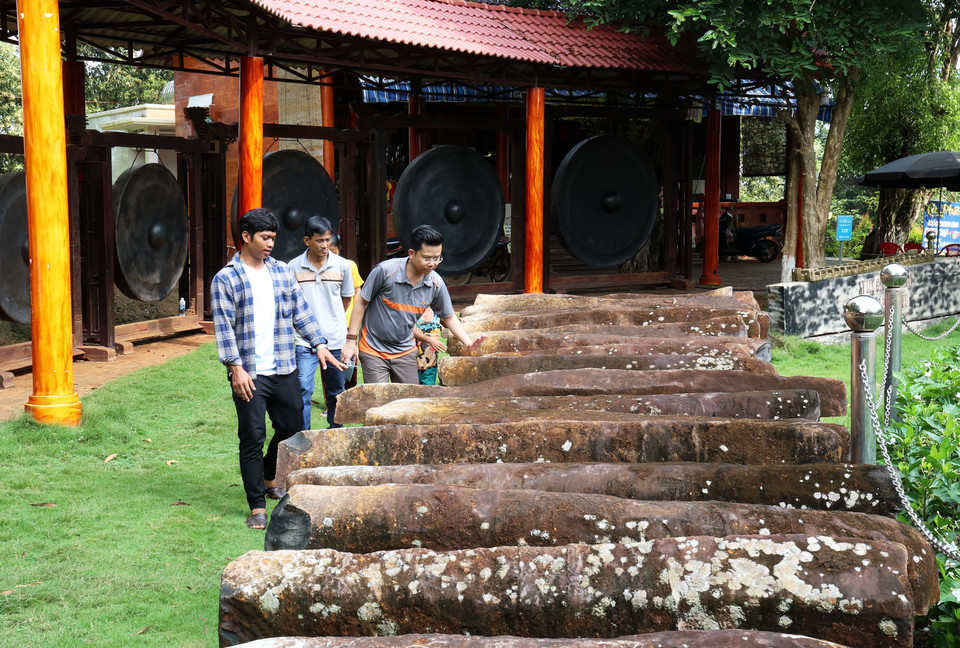 Le plus grand lithophone du Vietnam, d'un poids de 20 tonnes, exposé dans la zone de conservation culturelle ethnique S'tieng du hameau de Bom Bo. Photo : Hong Dat – VNA