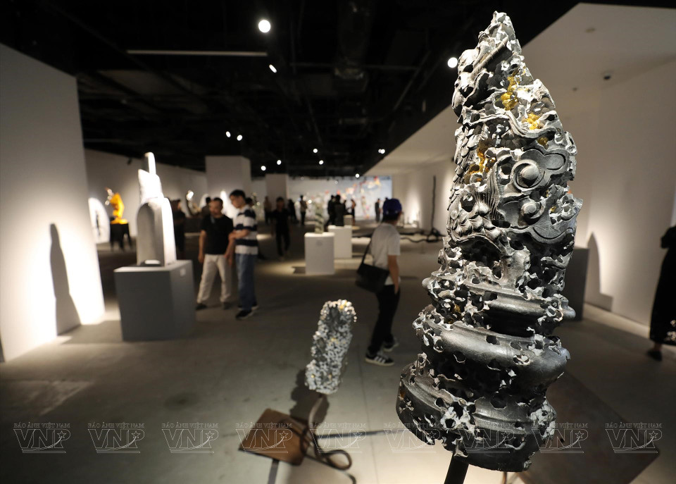 Œuvre : Hier, aujourd'hui et demain du sculpteur Dao Tan, en pierre brisée et en métal. Photo : Vietnam illustré