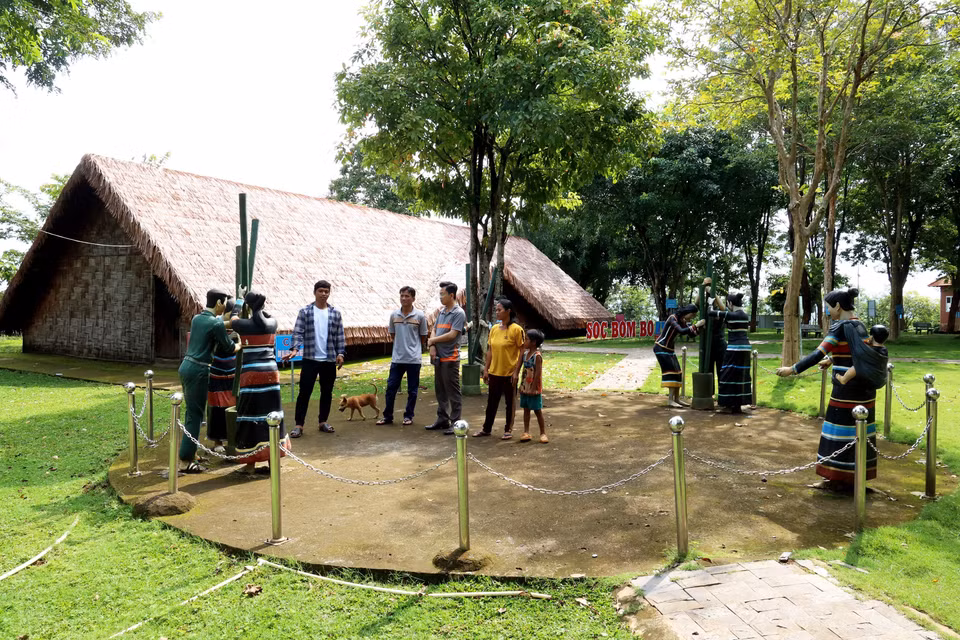 Recréer l'image des S'tieng pilant le riz pour nourrir l’armée pendant la guerre de résistance contre les agresseurs américains pour sauver le pays dans la zone de conservation culturelle ethnique S'tieng du hameau de Bom Bo. Photo : Hong Dat – VNA
