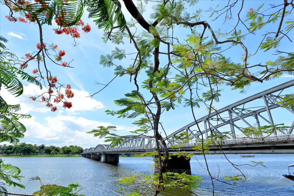 Le pont Trang Tien, emblématique de Hue, a traversé les époques, liant indissolublement la ville à sa rivière et à son passé glorieux. Photo : VI