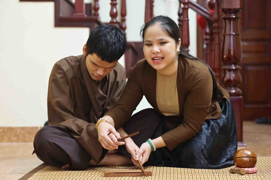 Nguyen Thao Xuan, non-voyante, se consacre à la transmission du chant Xam, un chant folklorique traditionnel, contribuant ainsi à la préservation de ce patrimoine culturel national. Elle figure parmi les 38 lauréats distingués par le programme "Tỏa sáng nghị lực Việt Nam 2024" (Faire briller l’énergie du Vietnam). Photo : VNA
