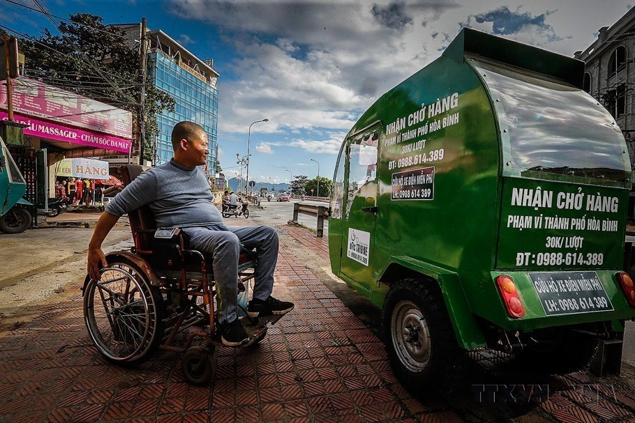 Le Huy Tich (né en 1978), directeur de l’eurl des personnes handicapées Hoa Binh, qui a perdu l'usage de ses jambes suite à un accident de la circulation, a créé un tracteur adapté aux utilisateurs de fauteuils roulants. Son produit a remporté le troisième prix lors d’un concours provincial de start-up innovant destiné aux jeunes. Photo : VNA