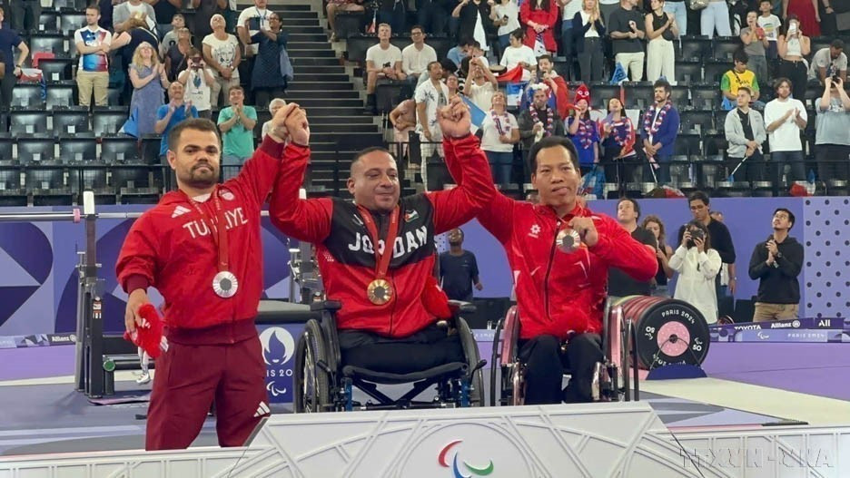 Le Van Cong décroche la première médaille pour le Vietnam en force athlétique lors des Jeux paralympiques de Paris 2024, le 4 septembre. Photo : VNA