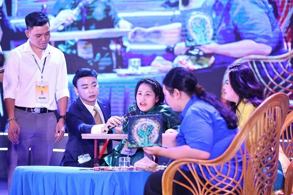 Nguyen Thuy Chi, co-fondatrice et directrice adjointe de l'entreprise Cham Vao Xanh, unité recrutant une vingtaine d'artistes et artisans en situation de handicap, participe aux échanges du programme "Tỏa sáng nghị lực Việt Nam 2024" (Faire briller l’énergie du Vietnam). Photo : VNA