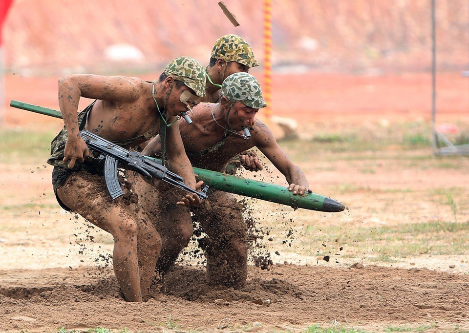 Les forces de commandos procèdent à une évaluation de nouveaux équipements et matériels anti-émeute dans le cadre d'un exercice grandeur nature.