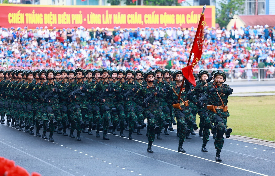 Les forces spéciales d'élite participent au défilé pour célébrer le 70e anniversaire de la victoire historique de Diên Biên Phu (7 mai 1954 - 2024).