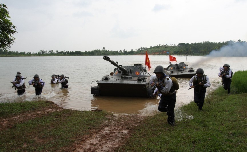 La coordination entre les forces blindées et d'infanterie garantit une efficacité maximale sur le terrain.