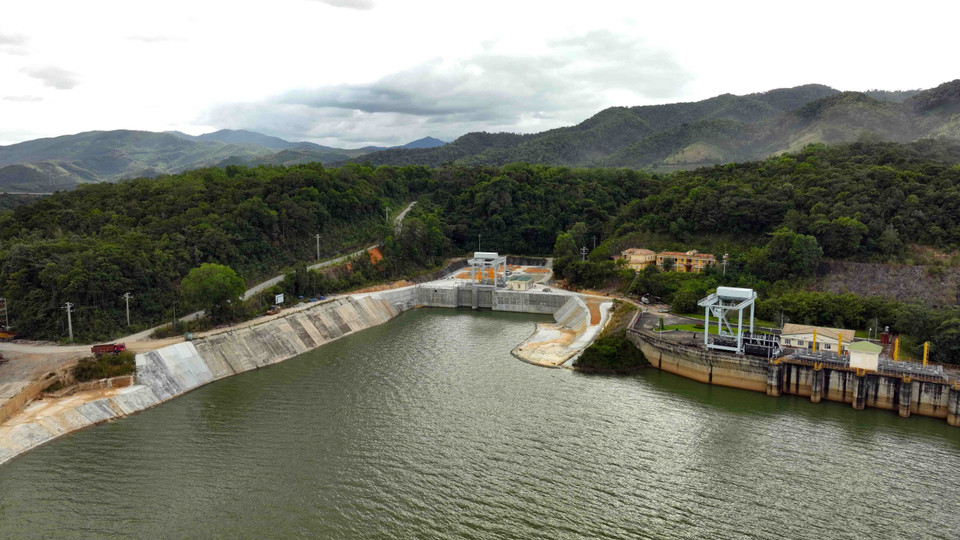 La prise d'eau du réservoir constitue un élément fondamental dans le processus de production d'électricité de la centrale hydroélectrique d'Ialy et de son extension. C'est à cet endroit précis que l'eau stockée dans le réservoir est captée pour être ensuite acheminée vers les turbines, où elle sera transformée en énergie électrique.