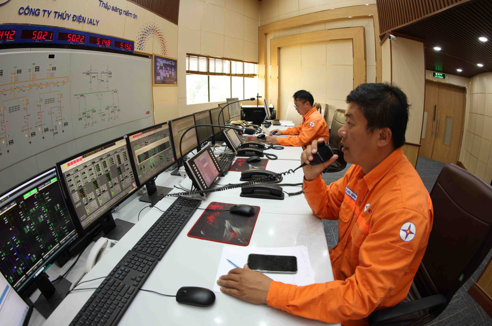 La centrale hydroélectrique d'Ialy (ville de Ya Ly, district de Chu Pah, province de Gia Lai) repose sur le savoir-faire et l'expertise d'une équipe technique hautement qualifiée. Ces professionnels jouent un rôle crucial dans le fonctionnement optimal de la centrale et la production d'électricité.