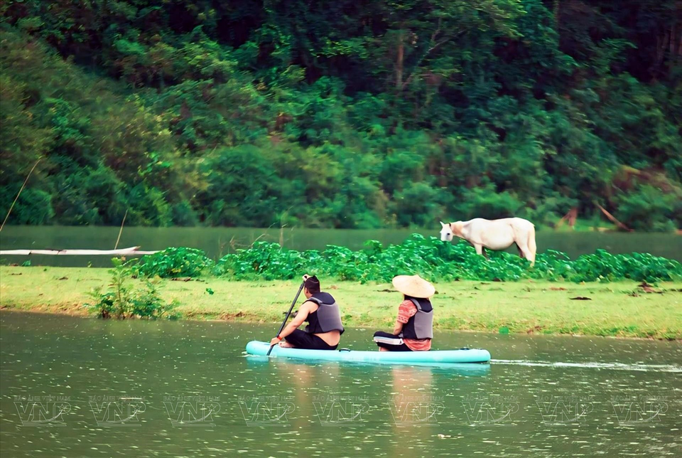 Chaque année, pendant la saison des pluies de juin à septembre, les visiteurs peuvent faire du canoë pour explorer la zone autour de la montagne Mat Thân. Photo: Vietnam illustré