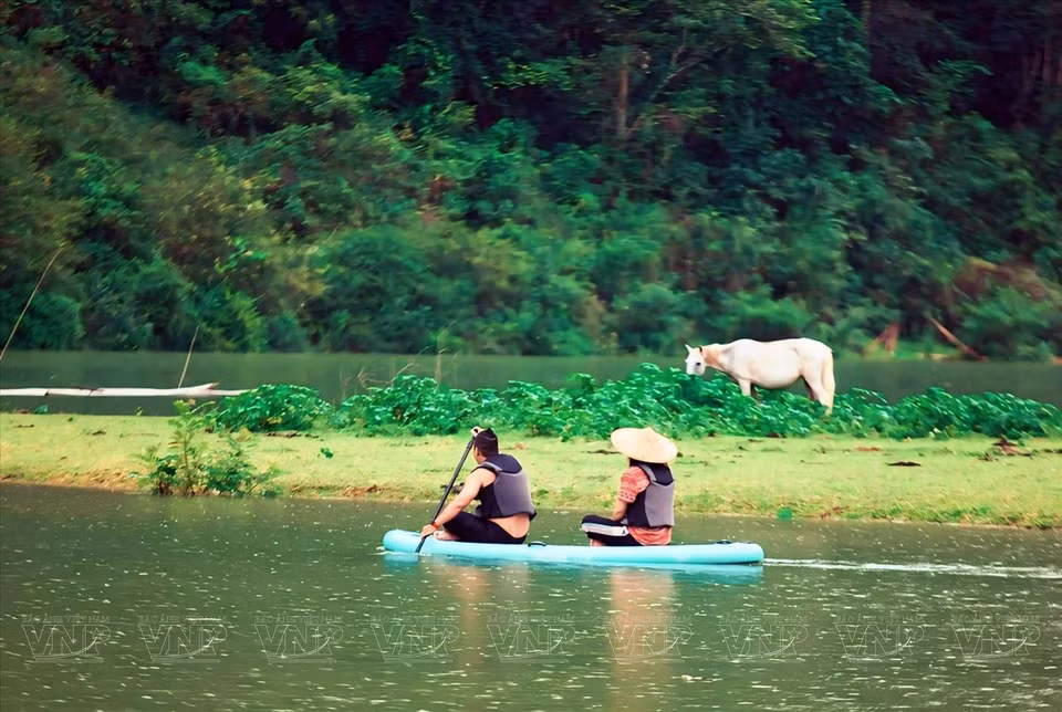 Chaque année, pendant la saison des pluies de juin à septembre, les visiteurs peuvent faire du canoë pour explorer la zone autour de la montagne Mat Thân. Photo: Vietnam illustré