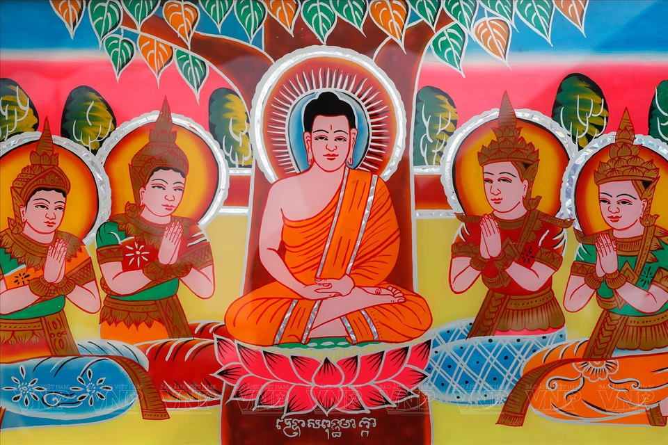Une peinture sur verre sur le thème de la vie de Bouddha. Photo : Vietnam Illustré
