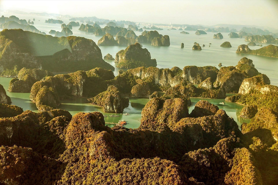 La baie de Ha Long - archipel de Cat Bà est le premier site interprovincial du Vietnam, situé dans la province de Quang Ninh et la ville de Hai Phong, inscrit au patrimoine mondial de l'UNESCO lors de la 45e session du Comité du patrimoine mondial. Photo : VNA