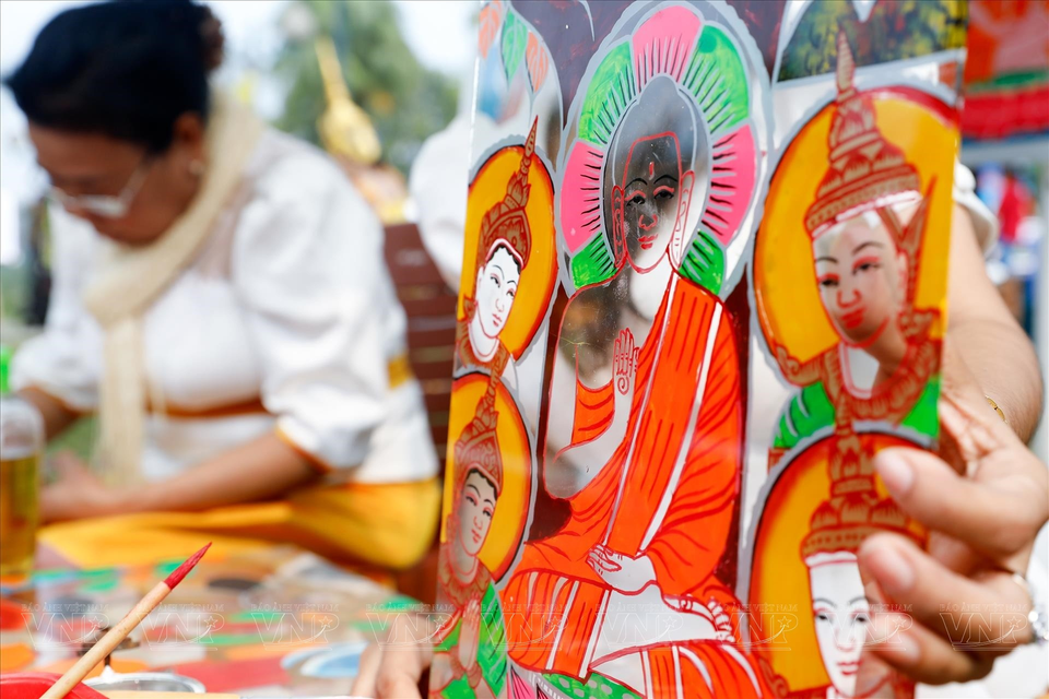 Des peintures sur verre colorées une fois terminées. Photo : Vietnam Illustré