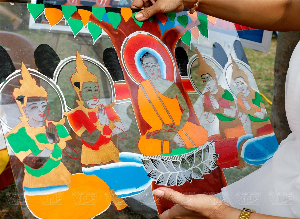 La peinture sur verre des Khmers est une beauté culturelle traditionnelle unique qui doit être préservée. Photo : Vietnam Illustré