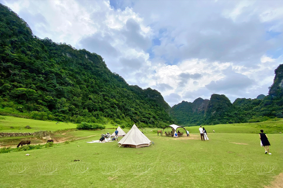 Chaque saison de l’année, le paysage qui entoure la montagne apporte une beauté différente. Tout se combine pour créer un chef-d’œuvre naturel. Photo: Vietnam illustré