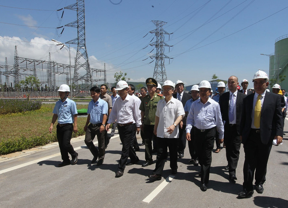 Le secrétaire général Nguyen Phu Trong visite la centrale thermique de Nghi Son, située dans la province de Thanh Hoa, le 1er août 2014. Photo: VNA