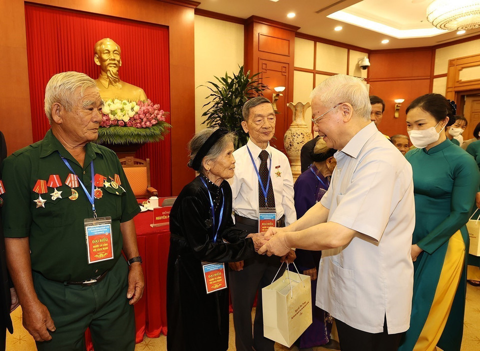 Le secrétaire général Nguyen Phu Trong rencontre représentants de personnes méritantes dans l'ensemble du pays, à l'occasion du 75e anniversaire de la Journée des Invalides de guerre et des Morts pour la Patrie du Vietnam, le 23 juillet 2022. Photo: VNA