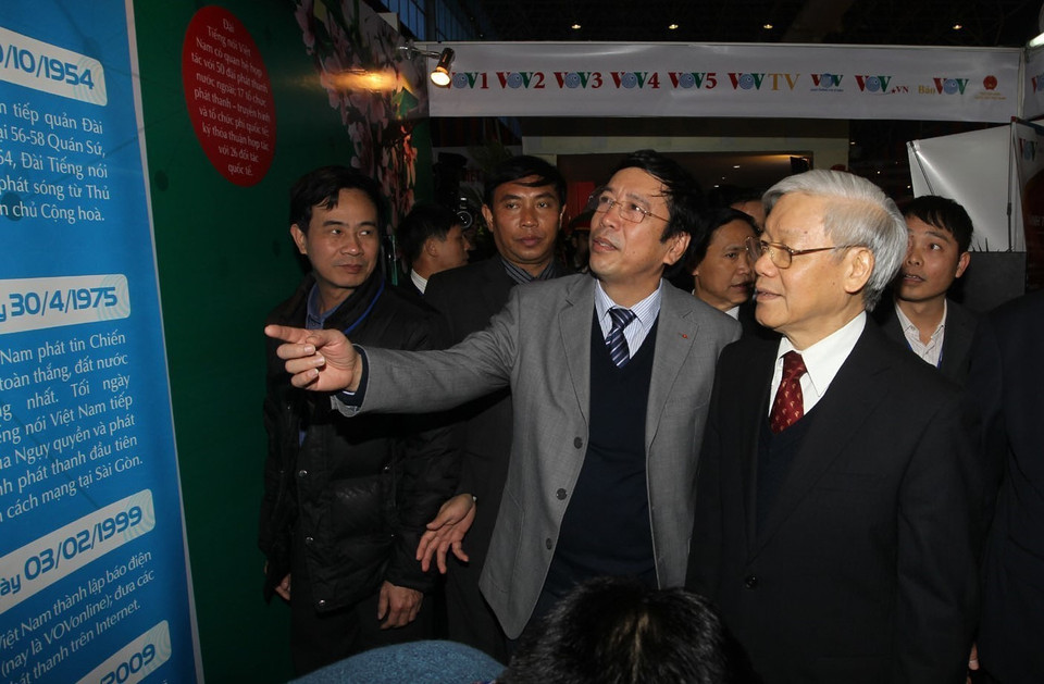Le secrétaire général Nguyen Phu Trong visite le stand de la Radio la Voix du Vietnam lors de la Fête de la presse printanière 2015. Photo : VNA