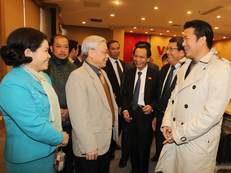 Le secrétaire général Nguyen Phu Trong avec des hommes d'affaires et des entreprises vietnamiennes, le 17 décembre 2011 à Hanoï. Photo: VNA