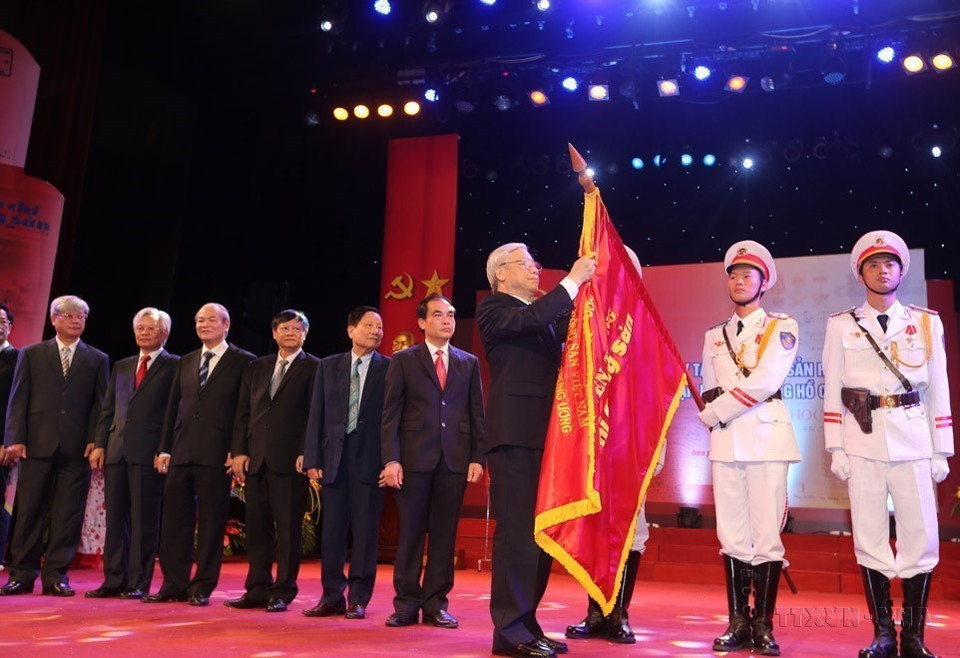Le secrétaire général Nguyen Phu Trong remet l'Ordre Hô Chi Minh à la Revue Cong San (Communiste) à l'occasion du 85e anniversaire de la publication de sa première édition, le 4 août 2015. Photo : VNA