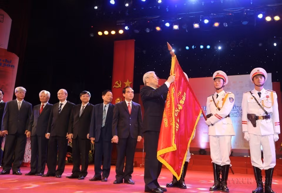 Le secrétaire général Nguyen Phu Trong remet l'Ordre Hô Chi Minh à la Revue Cong San (Communiste) à l'occasion du 85e anniversaire de la publication de sa première édition, le 4 août 2015. Photo : VNA