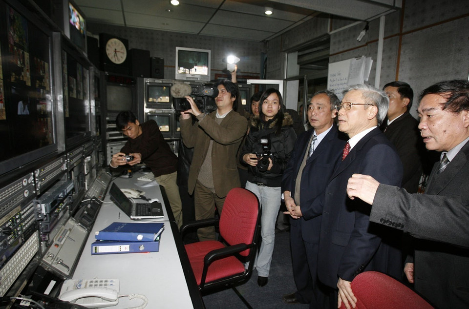 Le président de l'Assemblée nationale Nguyen Phu Trong visite le Centre technique de production de programmes de la Télévision nationale du Vietnam, le 6 février 2008. Photo : VNA