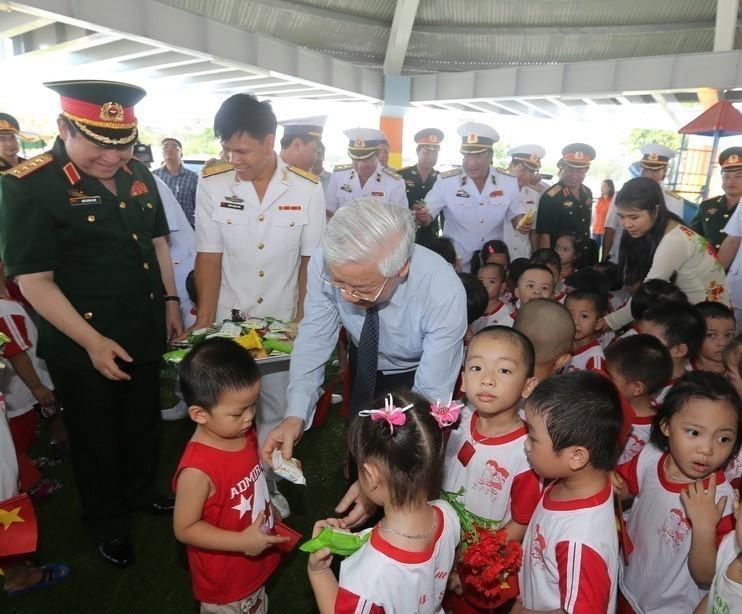 Le secrétaire général Nguyen Phu Trong offre des cadeaux aux enfants de l'école maternelle Truong Sa située dans la province de Khanh Hoa, le 5 mai 2016. Photo: VNA
