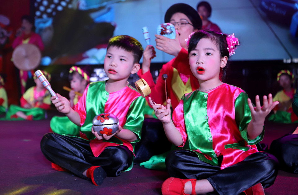 Des élèves de Thai Binh interprètent une mélodie de "Chèo". Photo : VNA