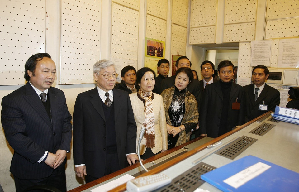 Le président de l'Assemblée nationale Nguyen Phu Trong visite la salle de transmission et diffusion des Stations de radio et de télévision Hanoï, le 29 janvier 2009, à Hanoï. Photo : VNA