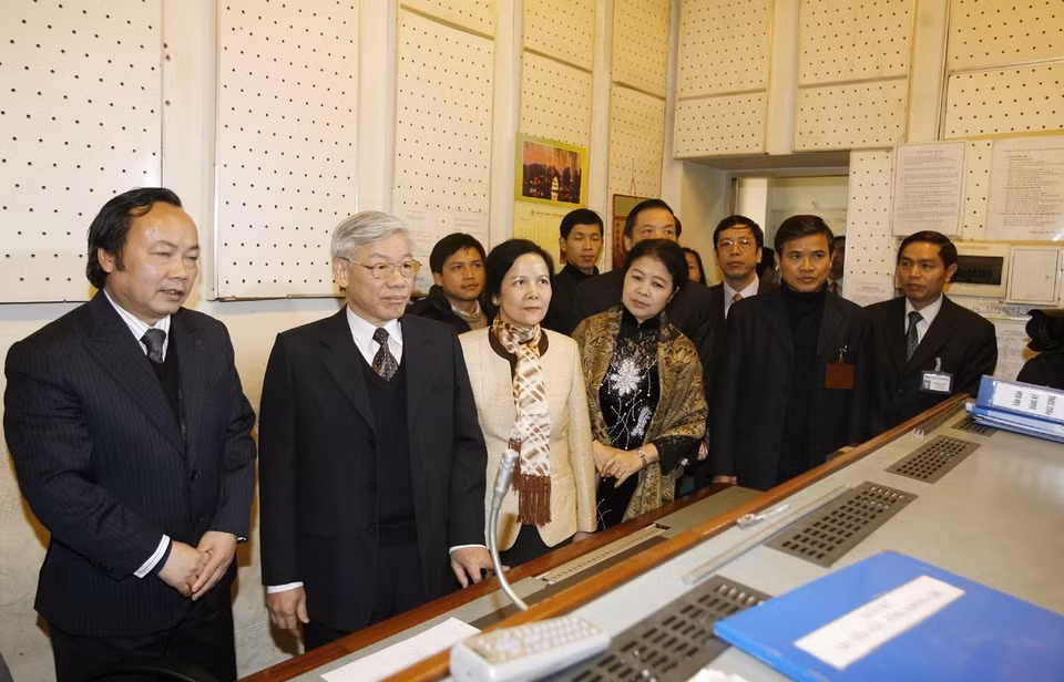 Le président de l'Assemblée nationale Nguyen Phu Trong visite la salle de transmission et diffusion des Stations de radio et de télévision Hanoï, le 29 janvier 2009, à Hanoï. Photo : VNA