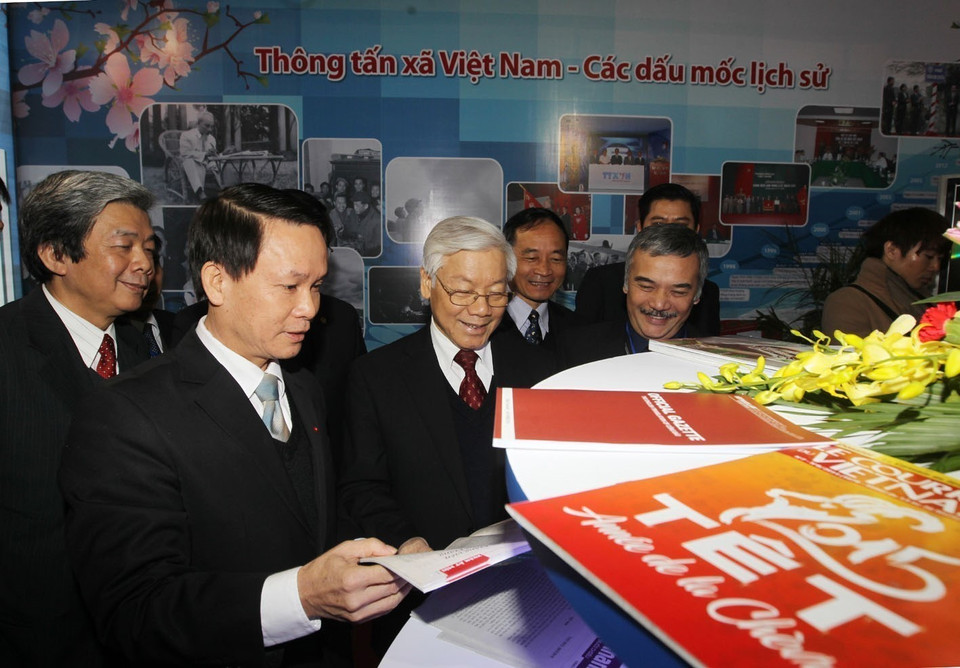 Le secrétaire général Nguyen Phu Trong (centre) visite le stand présentant les publications de l'Agence vietnamienne d'information (VNA) lors de la Fête de la presse printanière 2015. Photo : VNA