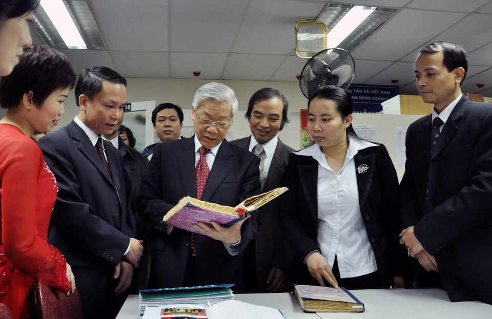 Le secrétaire général Nguyen Phu Trong visite le Département de photos de l'Agence vietnamienne d'information (VNA) à l'occasion du Nouvel An lunaire 2012. Photo : VNA
