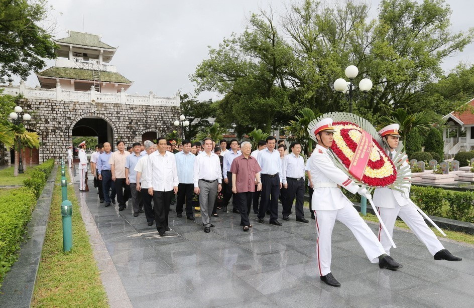 Le secrétaire général Nguyen Phu Trong offre de l'encens et des fleurs au cimetière des martyrs de Diên Biên Phu, dans la ville de Diên Biên, province de Diên Biên, le 16 juillet 2016. Photo: VNA
