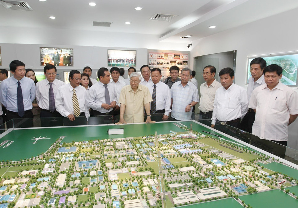 Le secrétaire général Nguyen Phu Trong visite la zone industrielle Vietnam-Singapour I (VSIP I) dans la province de Binh Duong, le 13 avril 2013. Photo: VNA