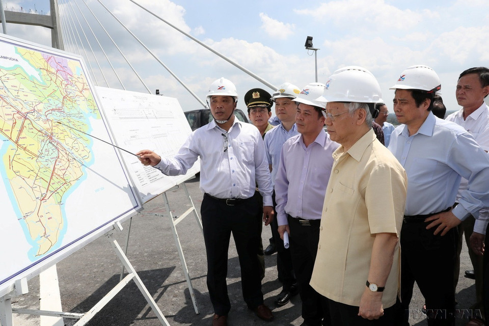 Le secrétaire général Nguyen Phu Trong inspecte le projet de construction du pont Cao Lanh dans la province de Dong Thap, le 14 avril 2018. Photo: VNA