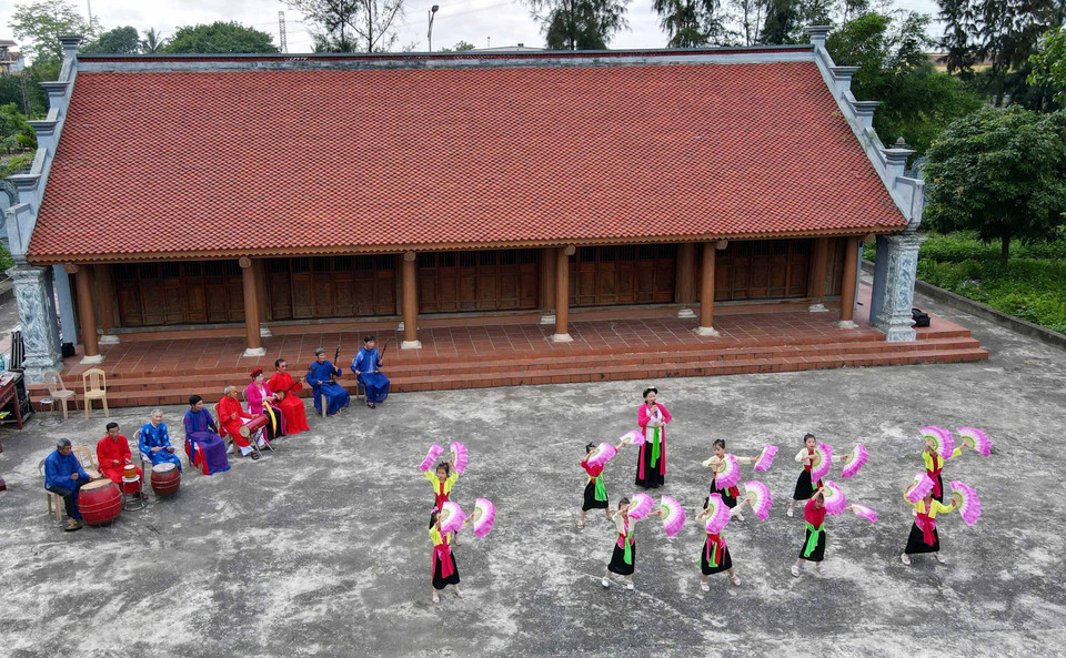 Des enfants d'âge préscolaire de Thai Binh découvrent des mélodies de "Chèo". Photo : VNA