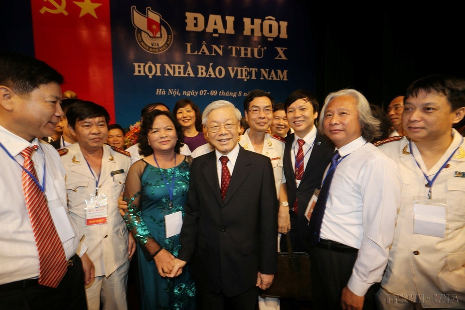 Le secrétaire général Nguyen Phu Trong et les délégués participant au 10e Congrès national de l'Association des journalistes vietnamiens, mandat 2015-2020. Photo : VNA