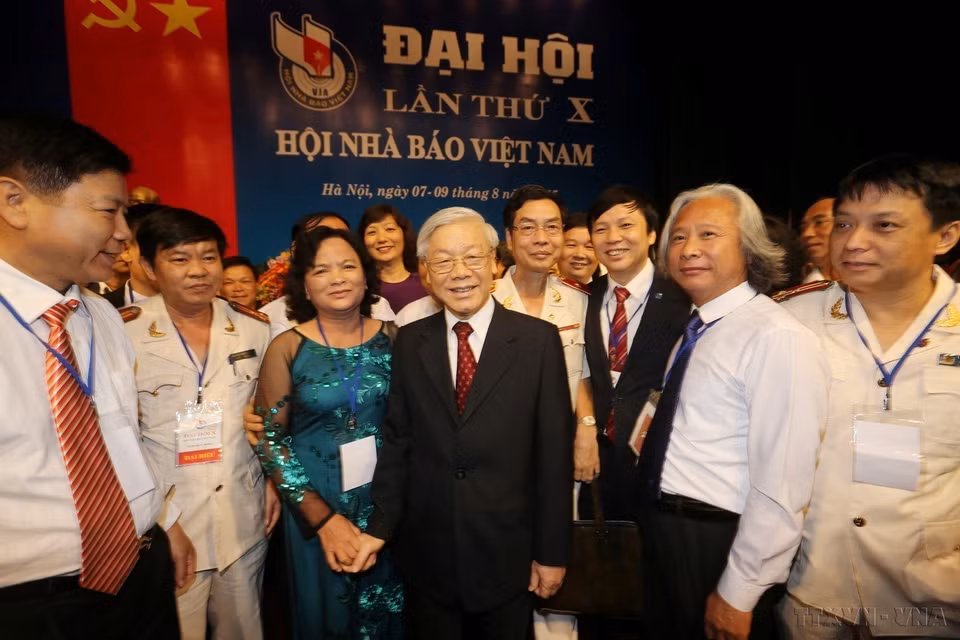 Le secrétaire général Nguyen Phu Trong et les délégués participant au 10e Congrès national de l'Association des journalistes vietnamiens, mandat 2015-2020. Photo : VNA