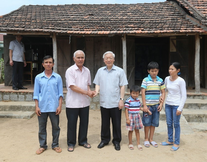 Le secrétaire général Nguyen Phu Trong rend visite et offre des cadeaux à la famille de Nguyen Coi, un foyer pauvre de la commune de Dien Dien, district de Dien Khanh, province de Khanh Hoa, le 4 mai 2016. Photo: VNA
