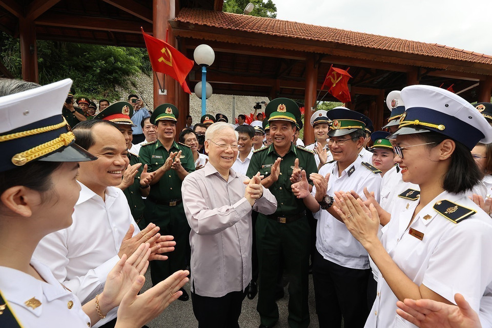 Le secrétaire général Nguyen Phu Trong rencontre les forces compétentes au poste frontalier international de Huu Nghi, province de Lang Son, le 25 août 2023. Photo: VNA