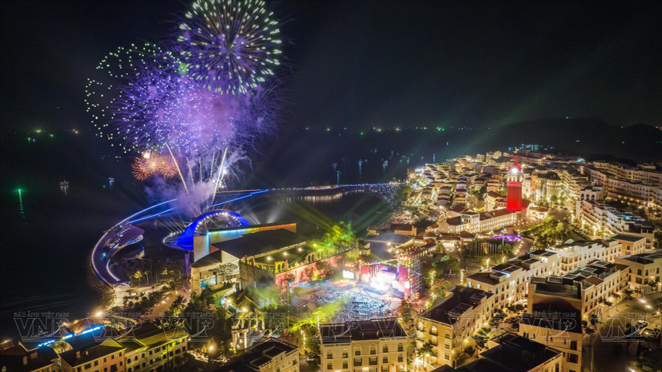 Feu d'artifice à Sunset Town. Photo : Sun Group