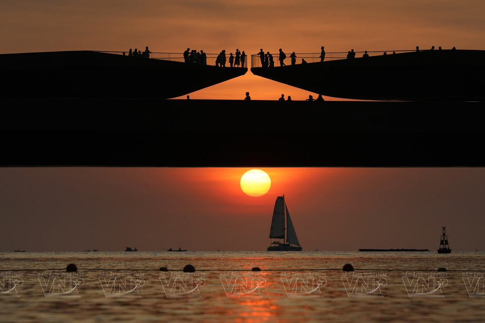 Belle scène de coucher de soleil à Cau Hon (kiss Bridge), vue de Sunset Town. Photo : Sun Group