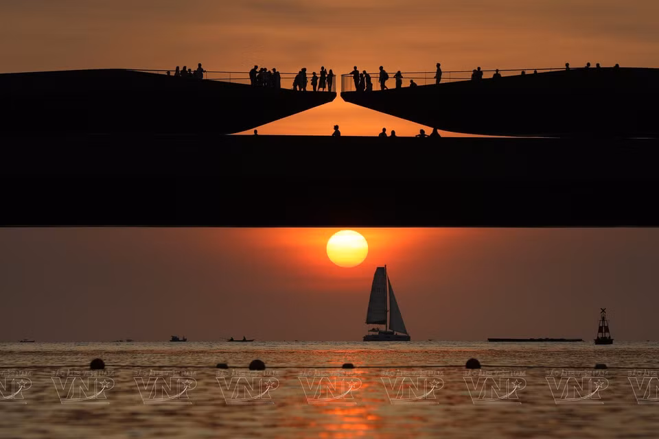 Belle scène de coucher de soleil à Cau Hon (kiss Bridge), vue de Sunset Town. Photo : Sun Group