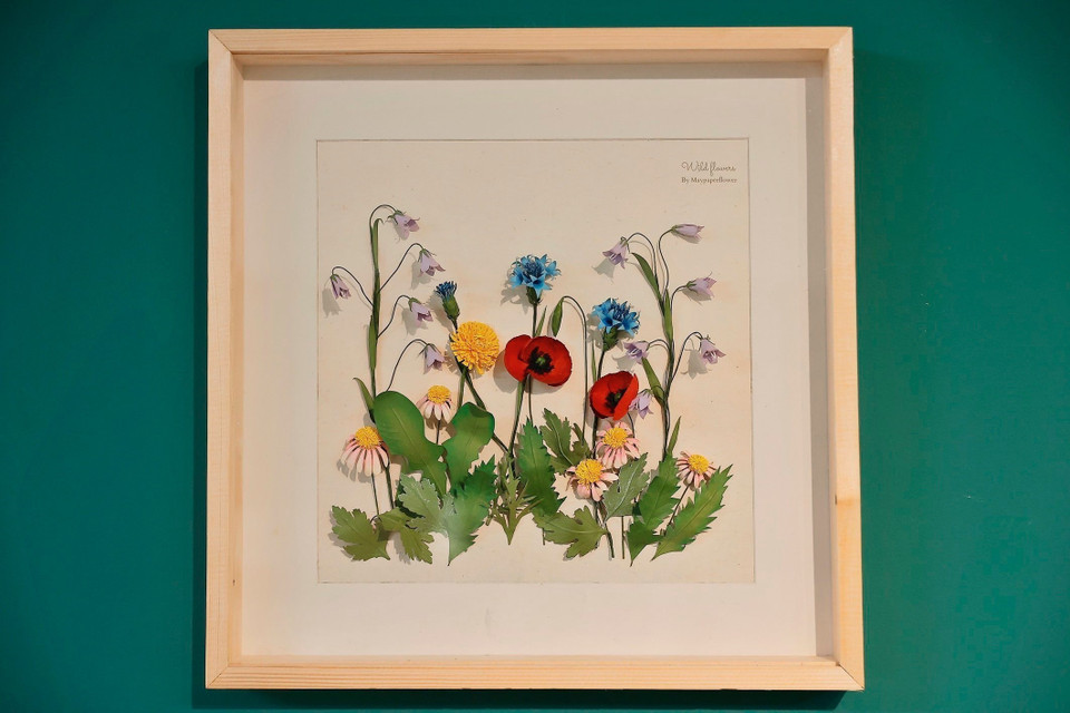 Un cadre photo fabriqué à partir de bois de haute qualité qui a été traité pour éviter les moisissures, avec un verre à l'extérieur pour empêcher la poussière de recouvrir les fleurs. Photo: VNA