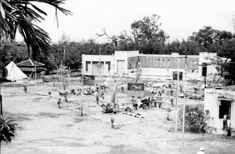 Les restes de quatre avions américains abattus par l'armée et la population du Nord le 5 août 1964 sont exposés à l'exposition Van Ho - Hanoï. Photo : la Marine du Vietnam